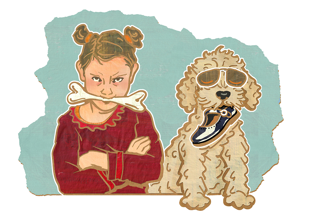 Ein wütendes kleines Mädchen beißt auf einen Hundeknochen während der neben ihm stehende Pudel ihren Lackschuh im Maul hält