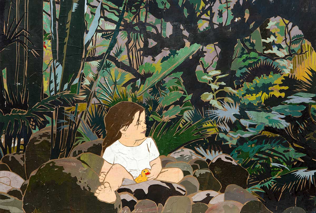Collage aus farbigen Papieren, ein kleines Mädchen im weißen Hemdchen mit einer Gummiente in der Hand sitzt zwischen Steinen in einem dschungelartigen Wald