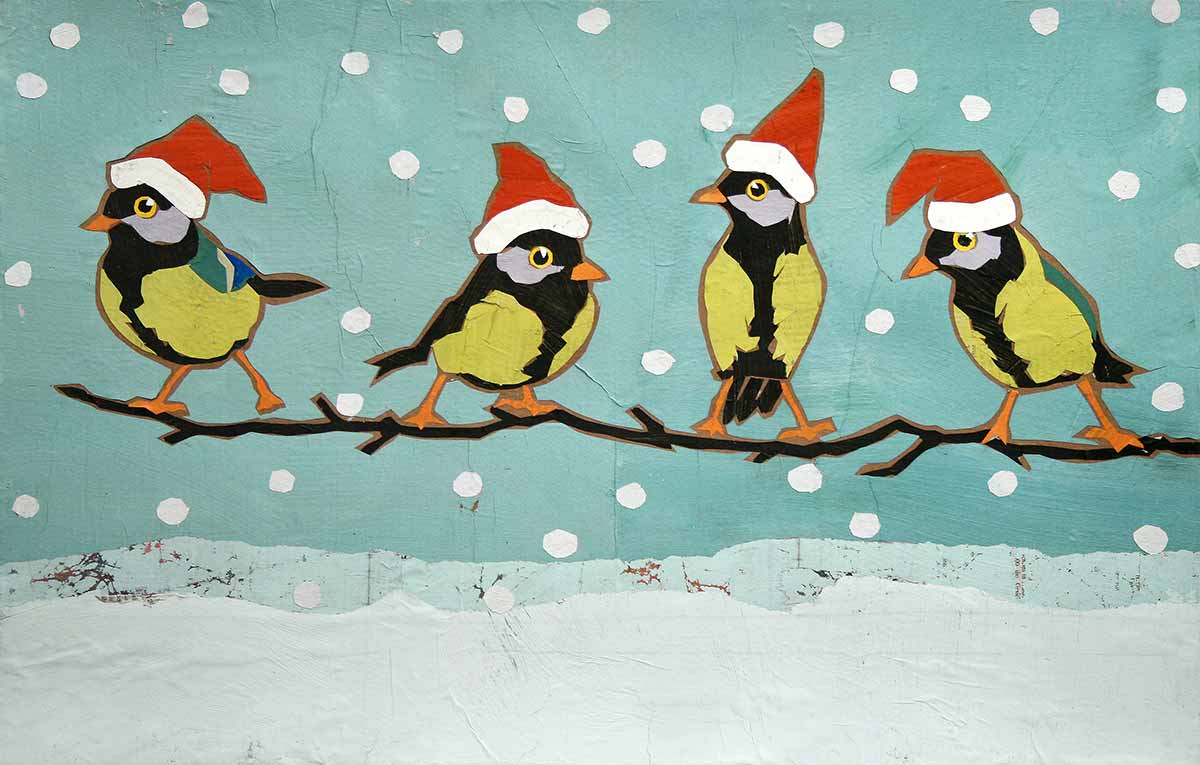 Vier kleine Vögel mit roten Nikolausmützen sitzen auf einem Zweig im Schnee, Papiercollage Illustration