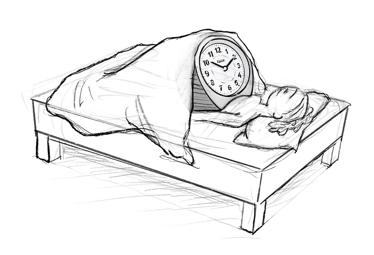 Eine Frau im Bett liegend, mit einem überdimensionalen Wecker auf dem Bauch, beide zugedeckt.