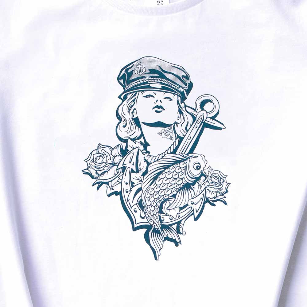 T-Shirt mit einem blauen Motiv 'Mädchen mit Kapitänsmütze' im Siebdruck bedruckt